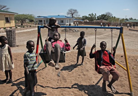 Barn på lekeplass i SOS-barnebyen i Ngabu. Foto: Bjørn-Owe Holmberg.