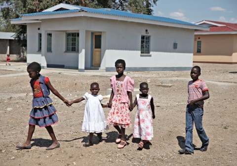 Barn leker i SOS-barnebyen i Ngabu, Malawi. Foto: Bjørn-Owe Holmberg