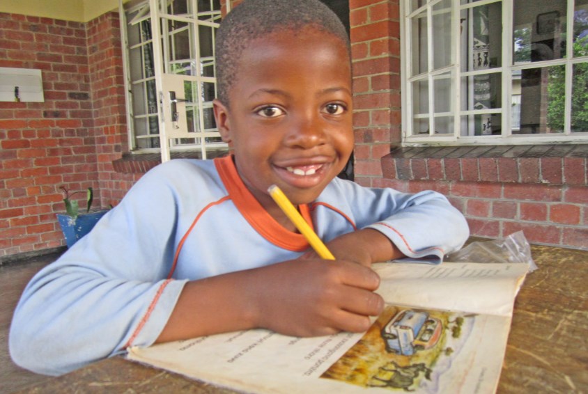 SOS-barnebyer i Waterfalls driver en grunnskole. Barna i SOS-familiene gjør leksene sine hjemme.