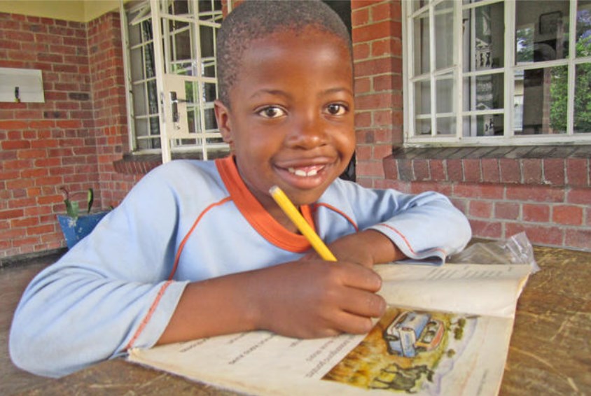 Flere tusen barn og unge har startet på skole etter ulike tiltak ble iverksatt. Foto: SOS-barnebyer Zimbabwe