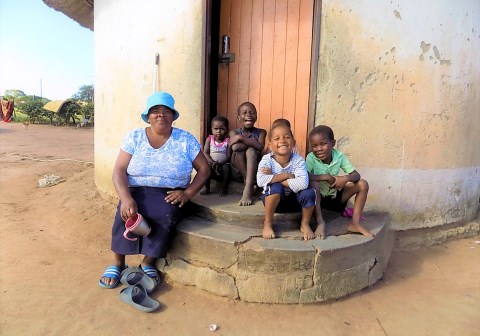Sizakele og familien i Siteki, Swaziland.