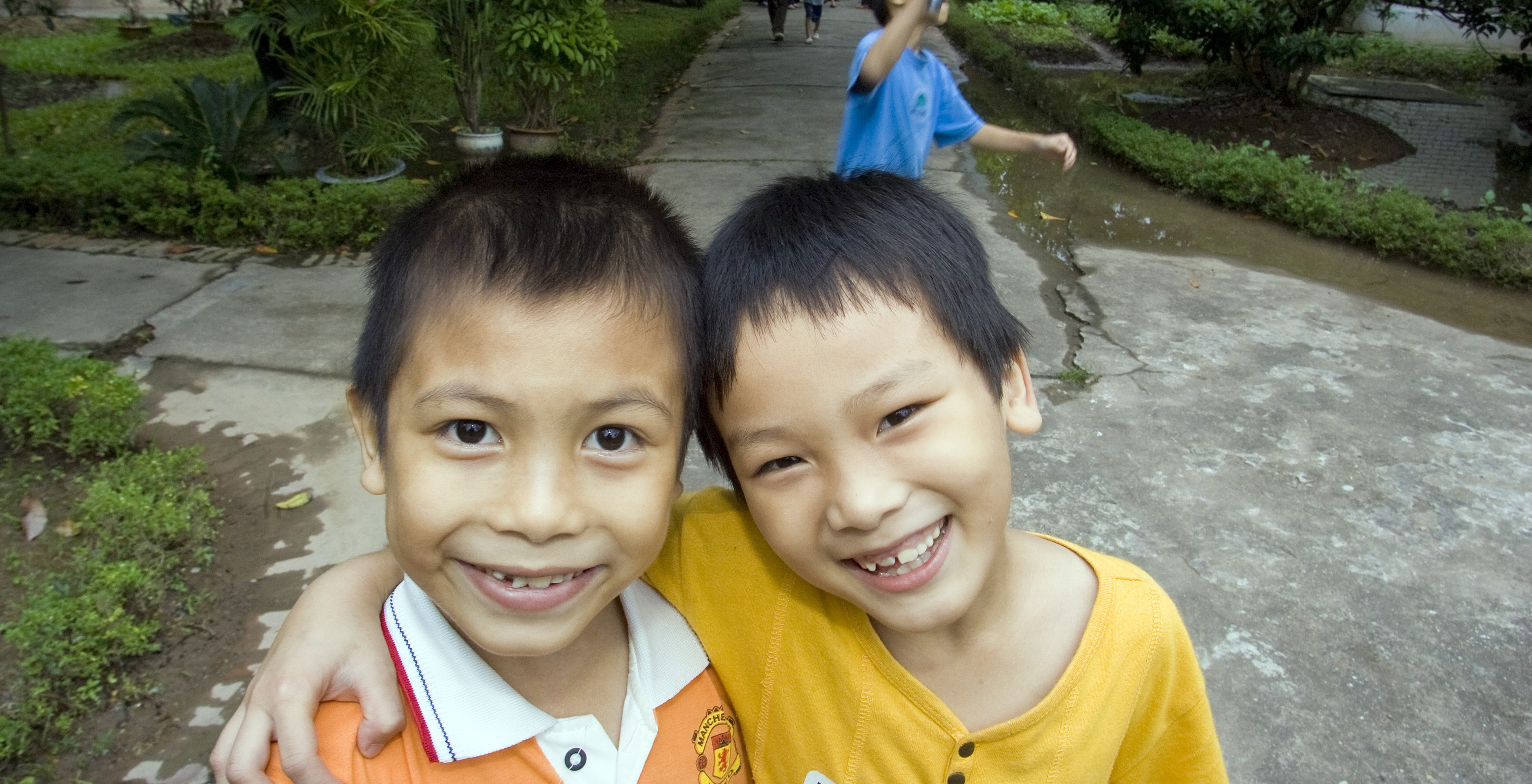 Gode venner i barnebyen i Viet Tri. Foto: Benno Neeleman