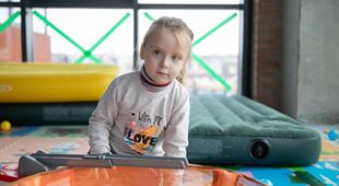 En jente i SOS-barnebyers trygghetssone. Foto: Katerina Ilievska