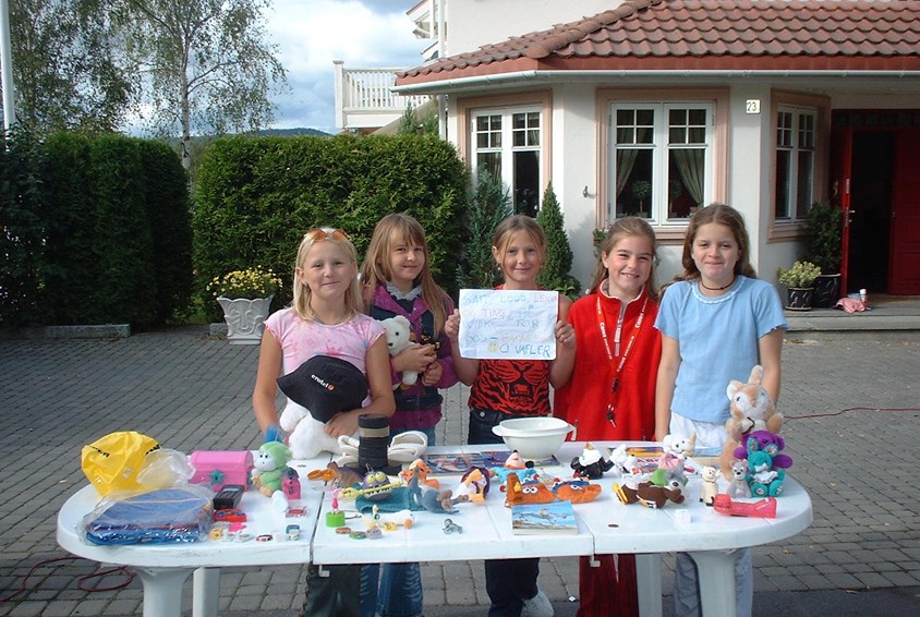 Barn på Jar i Bærum med basar og loddsalg til inntekt for SOS-barnebyer.