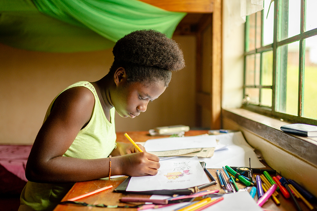 Her finner du våre tips til filmer, presentasjoner og oppgaver - til fri bruk i hjemmeundervisning. Bilde fra en ivrig elev som bor i SOS-barnebyen i Blantyre, Malawi.