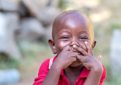 Glad gutt i Mwanza, Tanzania. Foto: Bjørn-Owe Holmberg