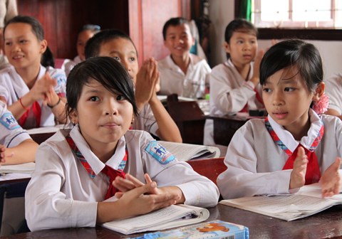 Elever i skoleuniform på skole i Vietnam.