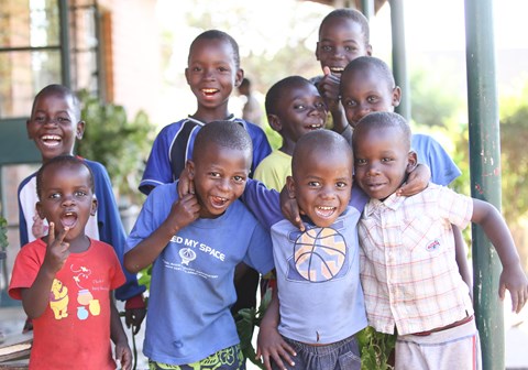 Gode venner i en SOS-barneby i Zambia. Foto: SOS-barnebyer/Tom Maruko