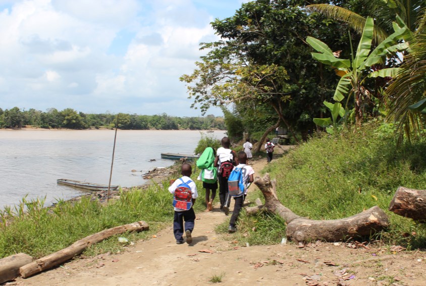 Skoleelever går hjem fra skolen i Quibdó, Chocó.