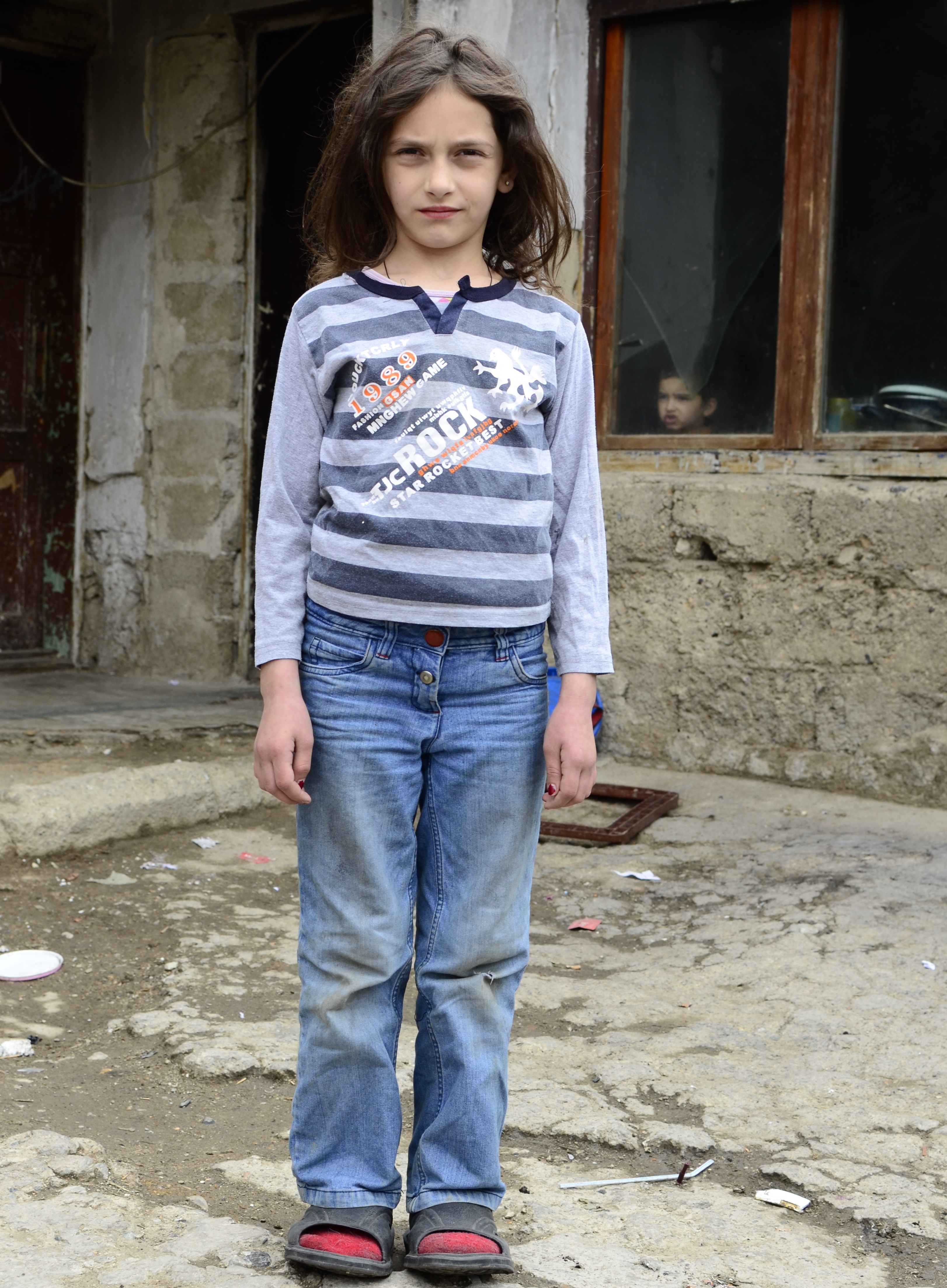 Bonas foreldre er analfabeter. Begge vokste opp i alvorlig fattigdom i Kosovo. 