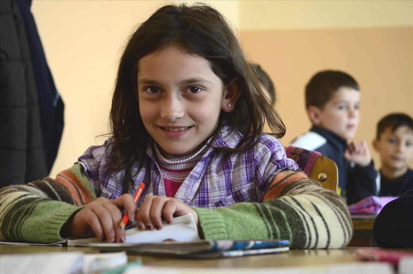 Nå går Bona på skole og kan både lese og skrive. Foto: Katerina Ilievska