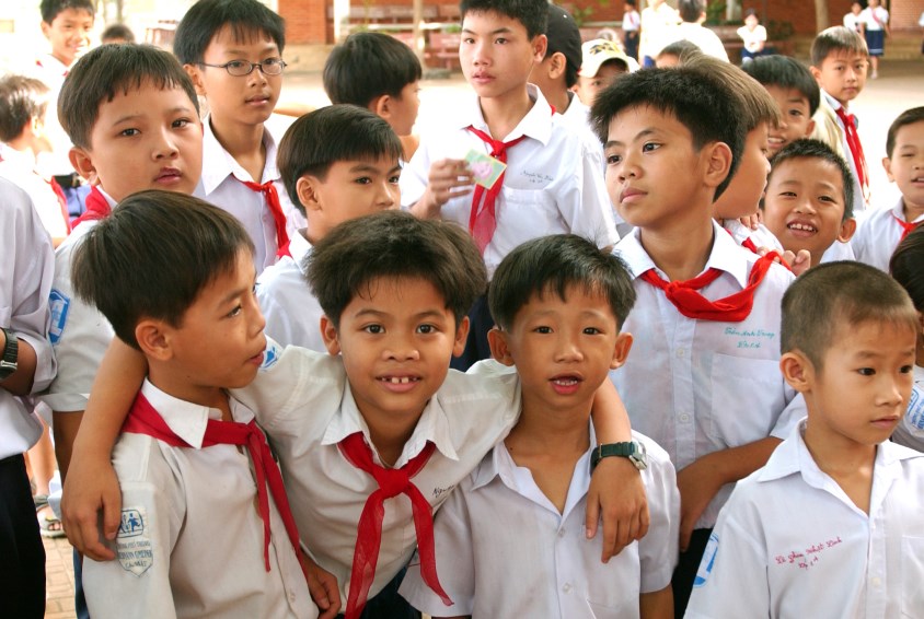 Skolegutter i Vietnam. Foto: Katja Snozzi