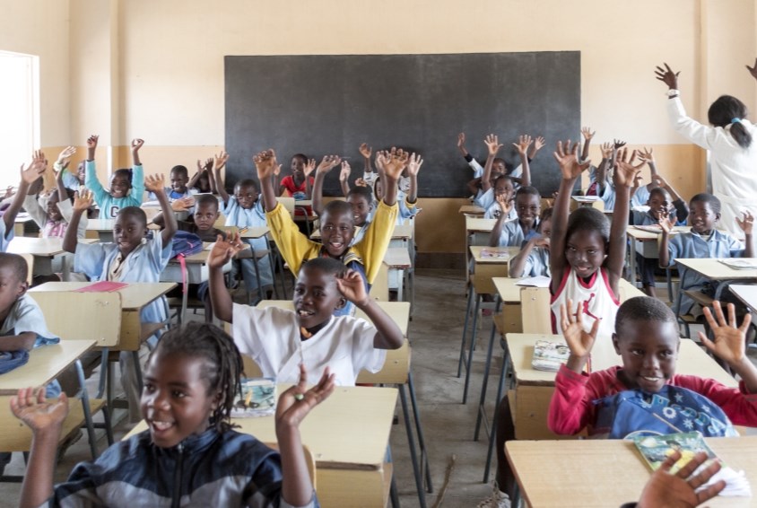 Engasjerte elever på Cambiote-skolen tilknyttet Fagforbundets SOS-barneby i Huambo. Foto: Ingunn Eriksen