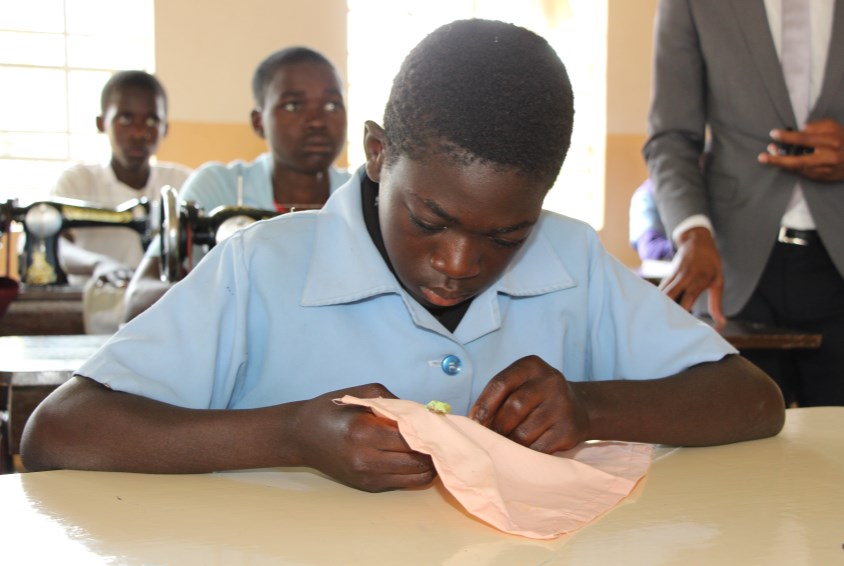 Flere av ungdommene som tar sykurs på Cambiote-skolen ønsker å bli skreddere. Foto: Kari Sofie Jenssen