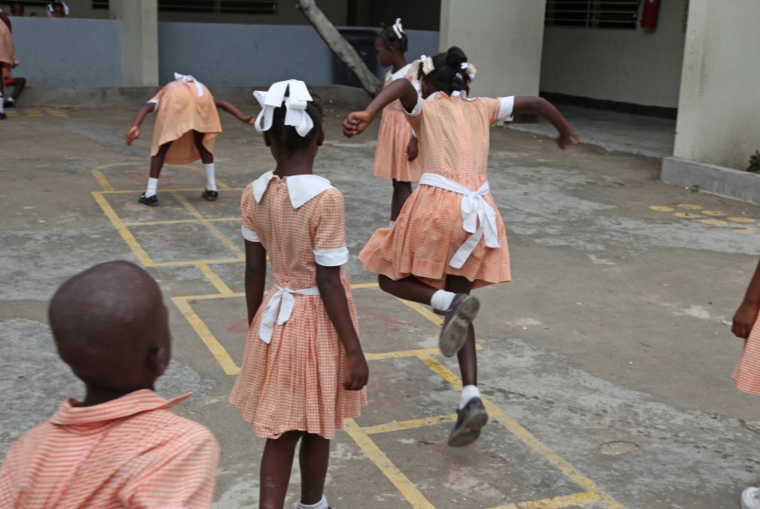 Lek, aktivitet og bevegelse henger nøye sammen med god læring. Og finnes det land i verden hvor barn ikke hopper paradis i skolegården? Foto: Sophie Preisch