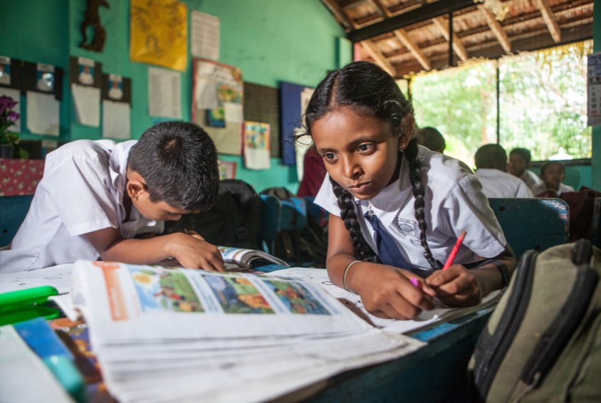 Arbeidsro og konsentrerte elever i et klasserom på en skole i Anuradhapura på Sri Lanka. Foto: Alf Berg