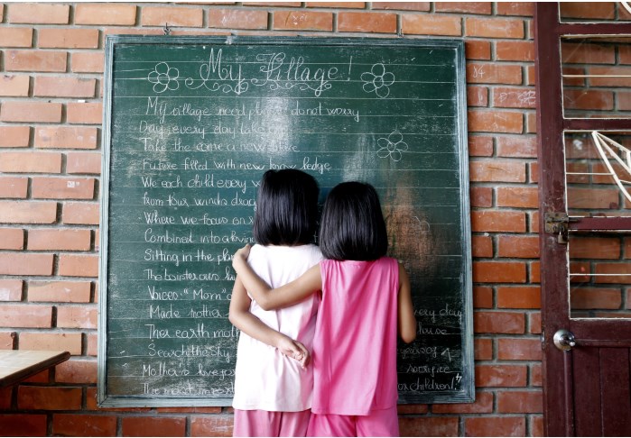 Skolestart for barn over hele verden, her to jenter fra SOS-barnebyer Vietnam. Foto: Kristin Svorte