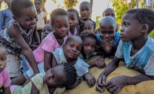 Mange barn og familier i Mosambik har fått livsviktig nødhjelp og støtte til å skape seg en ny fremtid. Foto: Katerina Ebel