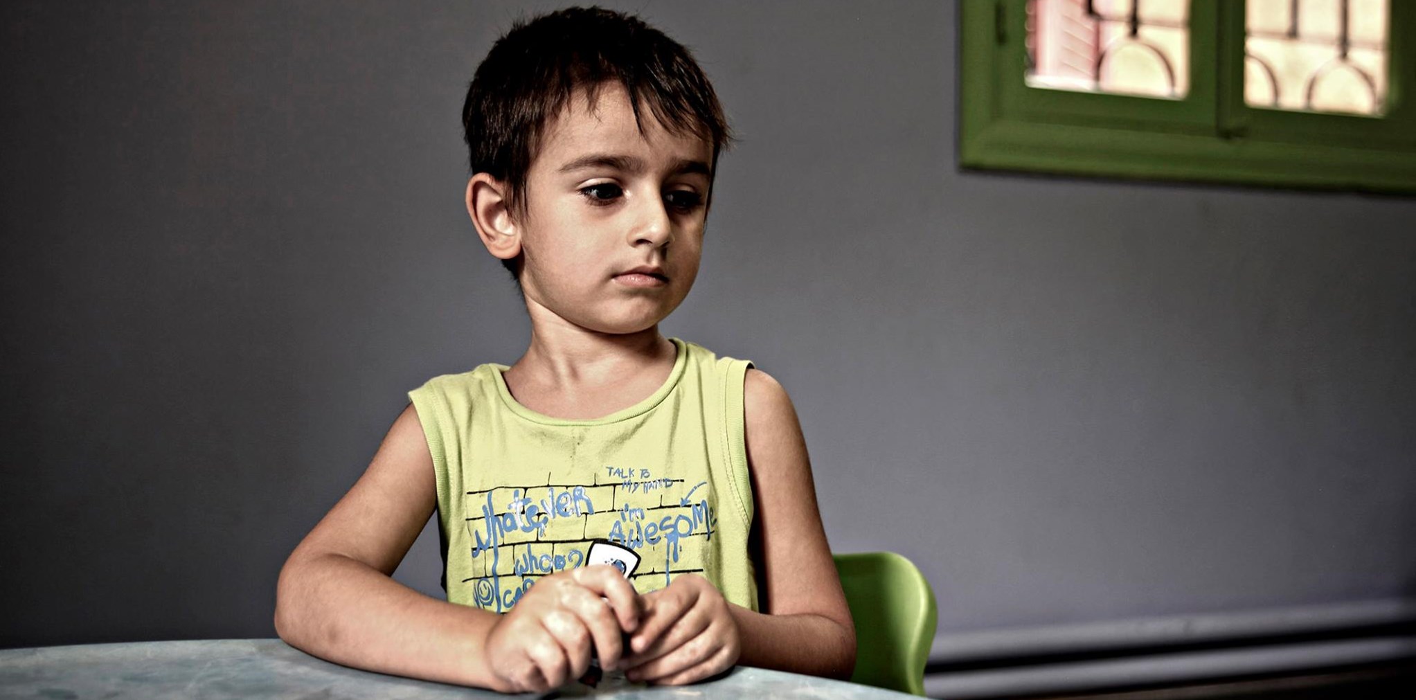 Michel er fire år gammel, fra Aleppo i Syria. Han er alene og får omsorg og beskyttelse i en dagsenter SOS-barnebyer driver i for syriske barn i Libanon. Foto: Bjørn-Owe Holmberg 