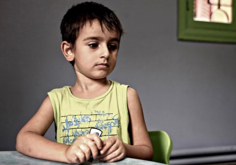 Michel er fire år gammel, fra Aleppo i Syria. Han er alene og får omsorg og beskyttelse i en dagsenter SOS-barnebyer driver i for syriske barn i Libanon. Foto: Bjørn-Owe Holmberg 
