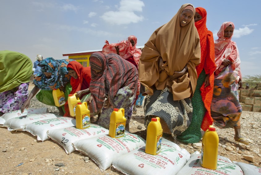 I mange land sør for Sahara har matmangelen i lengre tid vært akutt. Utdeling av ris og olje. Illustrasjonsfoto: Benno Neeleman