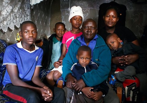Familie bilde av Jackline og Daniel fra Nairobi med deres fem barn. Foto: SOS-barnebyer