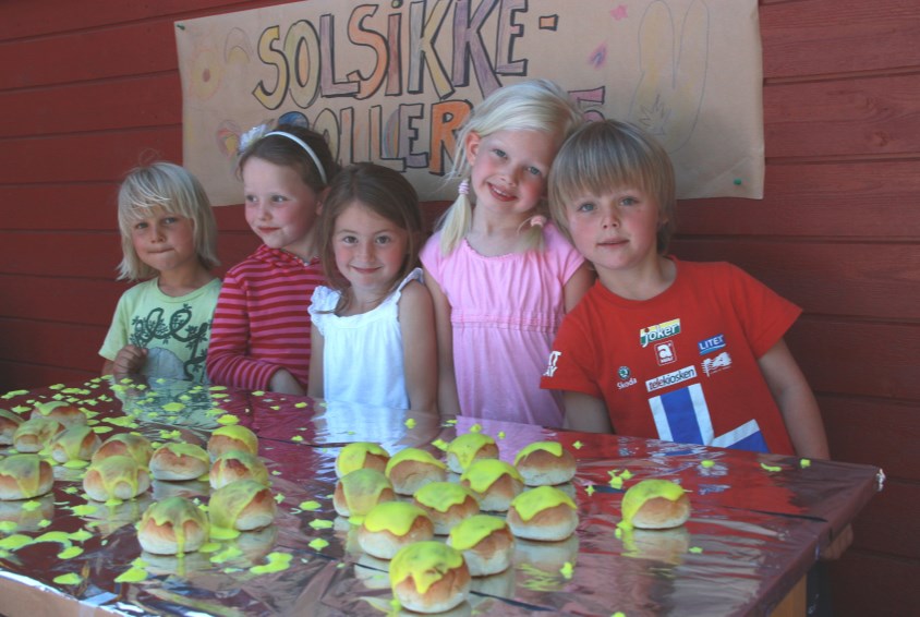 Solsikkefest med salg av solsikkeboller på Skøyen Terrasse Barnehage.