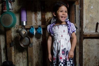 En liten jente med hvitblomstret kjole, fra Colombia.