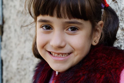 Nærbilde av Dua, en jente fra Kosovo.