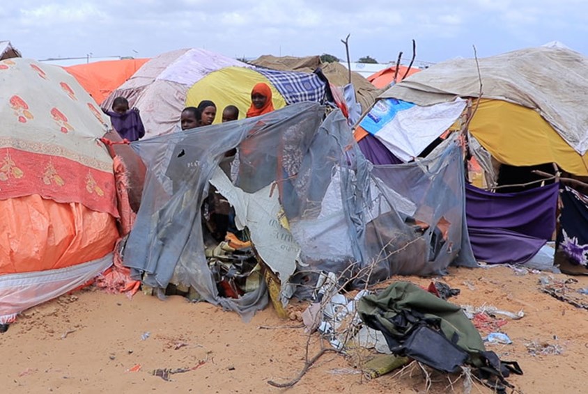 Provisoriske telt, tett i tett, i en flyktningleir i Somalia, noen barn står mellom teltene. Foto: Sunshine Media