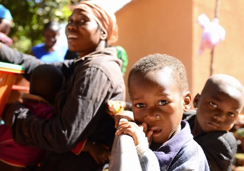 Bilde av mor og barn fra Burkina Faso, som ser rett i kamera. 