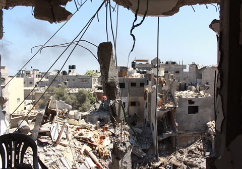 Bilde innenfra og utover gjennom en ødelagt vegg, det er ruiner overalt. Foto: Hosny Salah