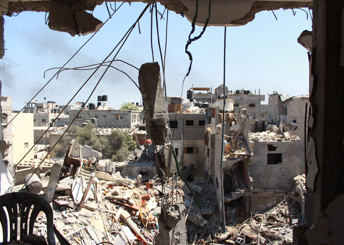 Bilde innenfra og utover gjennom en ødelagt vegg, det er ruiner overalt. Foto: Hosny Salah