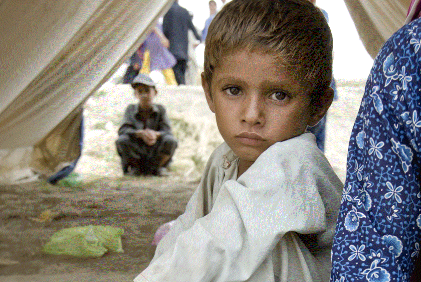 SOS-barnebyer gjør også nødhjelpsarbeid. Her en gutt rammet av flom i Pakistan. Foto: Benno Neeleman