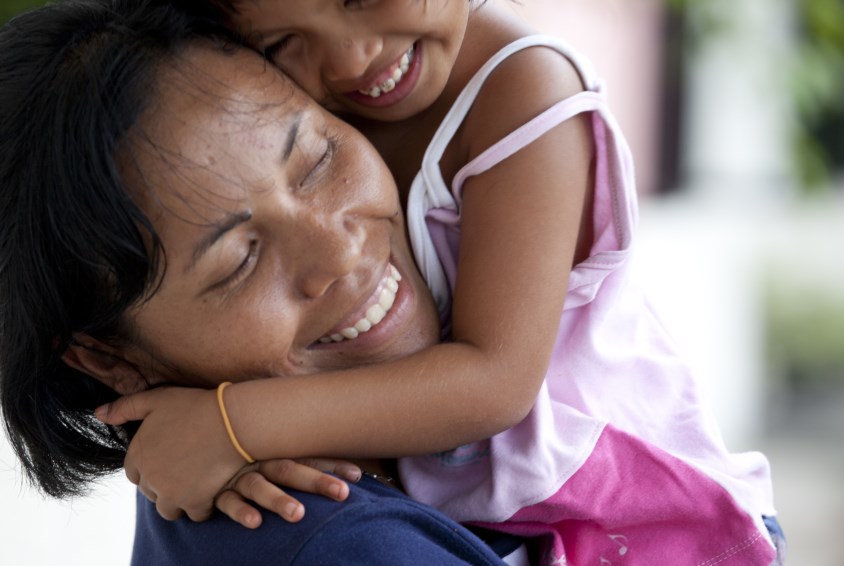 Klem mellom mor og barn i en SOS-barneby i Indonesia. Foto: Tessa Jol