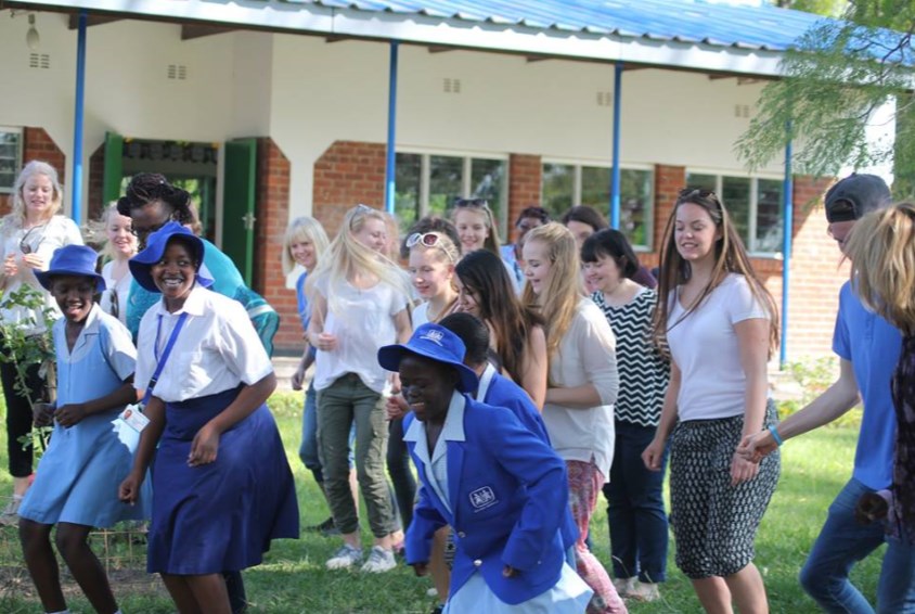 SOS-barnebyer reiste med norske skoleelever til Zimbabwe. 
