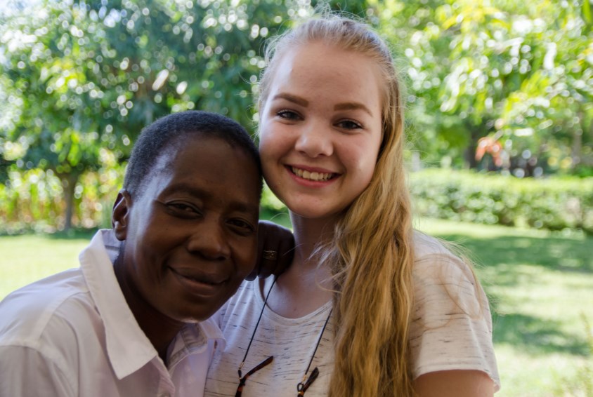 SOS-barnebyer reiste med norske skoleelever til Zimbabwe. 