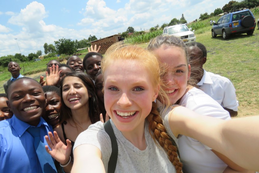 SOS-barnebyer reiste med norske skoleelever til Zimbabwe.                    