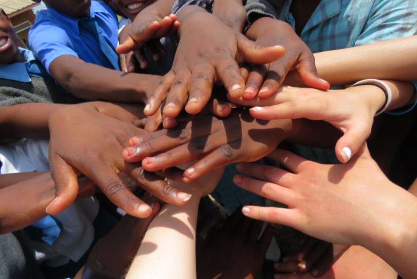 SOS-barnebyer reiste med norske skoleelever til Zimbabwe.           