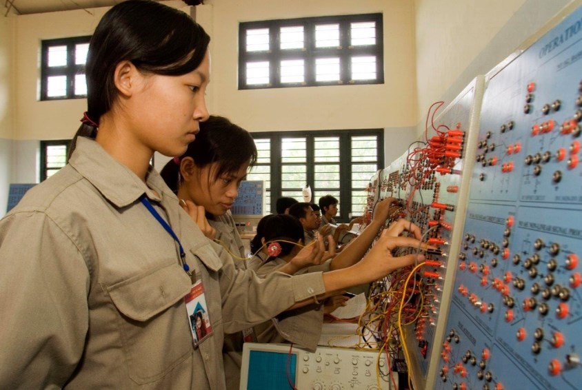 Studenter ved yrkesskolen til barnebyen i Viet Tri, Vietnam. Foto: SOS-arkiv