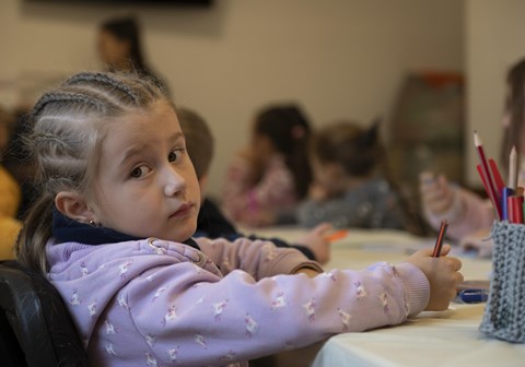 To søstre fra Ukraina. Barn i krig og konflikt trenger psykosisal hjelp og støtte. Foto: SOS-barnebyer