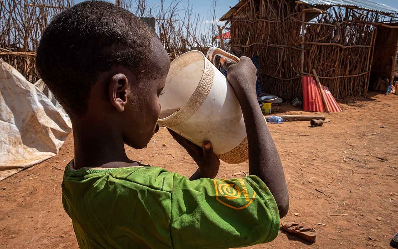 En gutt drikker vann. Foto: Joost Bastmeijer