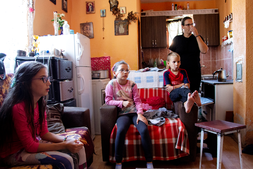 Da Natasha, Bojan og barna deres ble med i familieprogram - met, var foreldre arbeidsledige og boforholdene deres elendige. Nå er situasjonen bedre. Foto: Morten Ødegaard