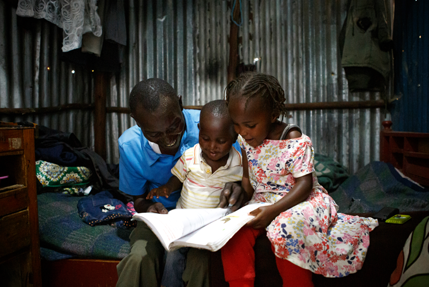 Gjennom støtte fra familieprogrammet klarer Antony å gi barna sine en trygg og stabil oppvekst. Her med sin sønn og datter. Foto: SOS-barnebyer