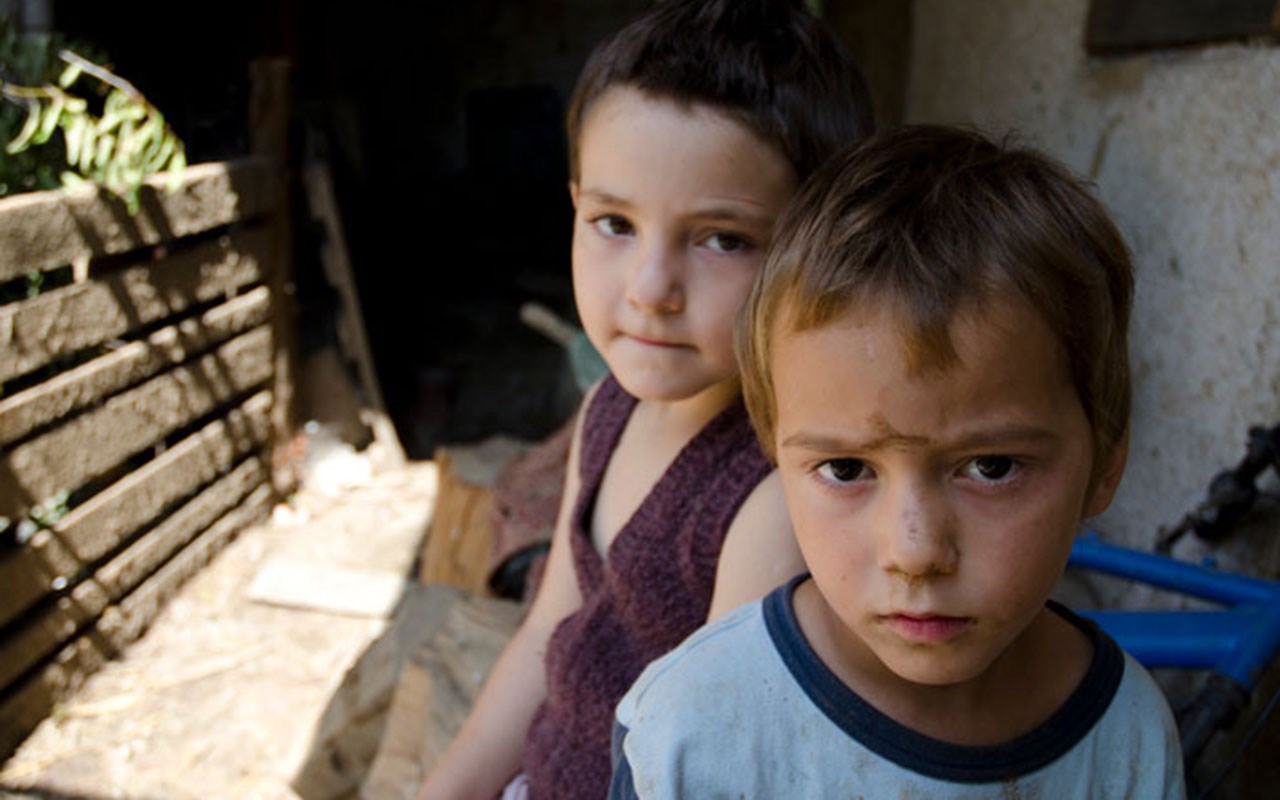 To gutter står inntil en vegg, De har et alvorlig uttrykk i ansiktet. Illustrasjonsfoto: Katerina Ilievska