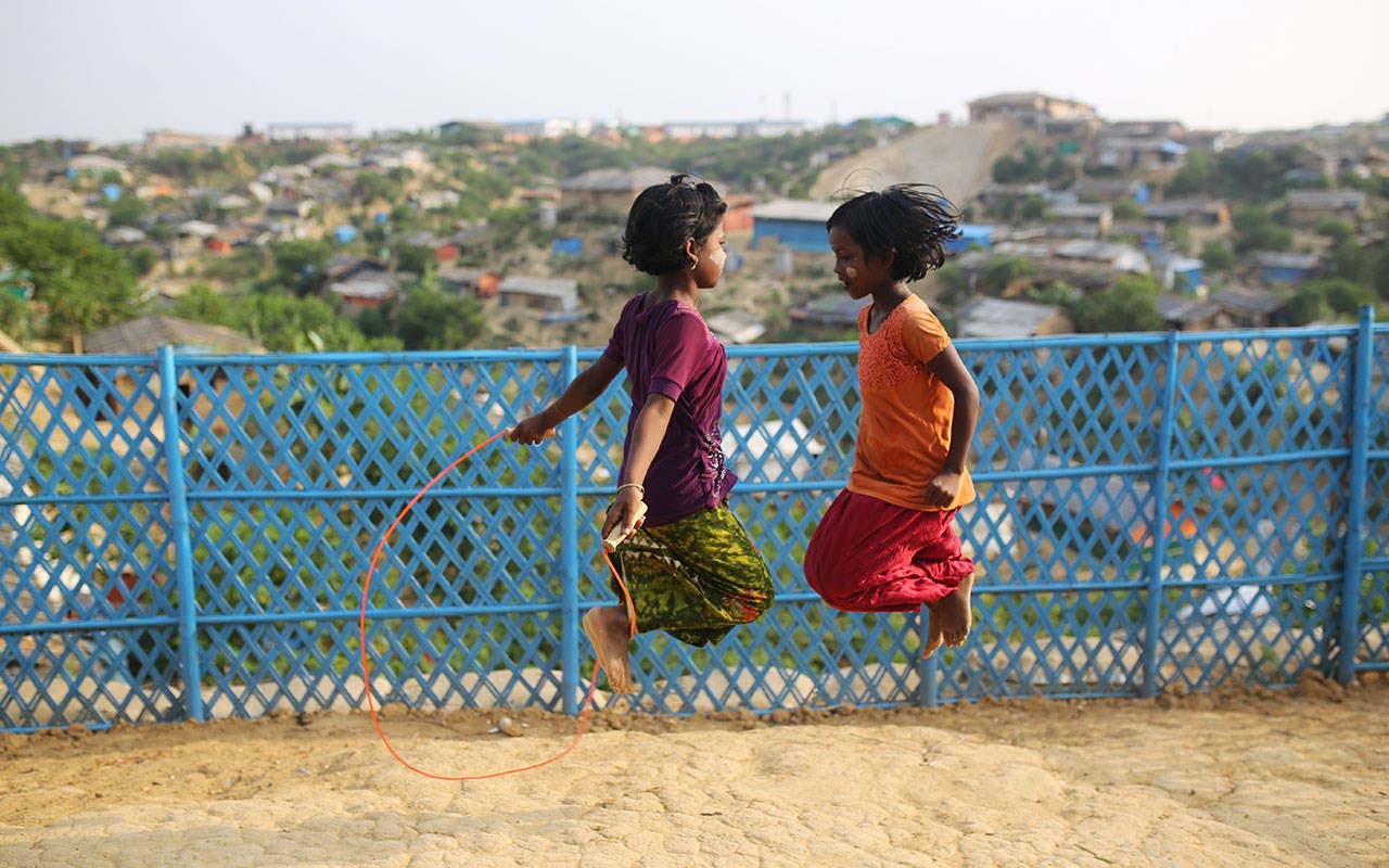 Rohingya-barn leker på et av SOS-barnebyers barnevennlige sentre. Foto: Rehman Asad