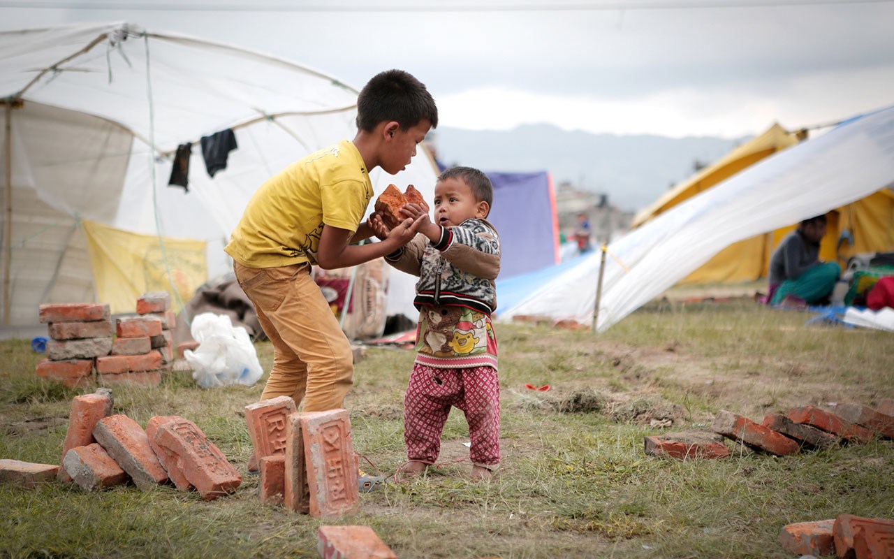 To gutter leker i flykningleiren i Nepal. Foto: Zishaan Akbar Latif.
