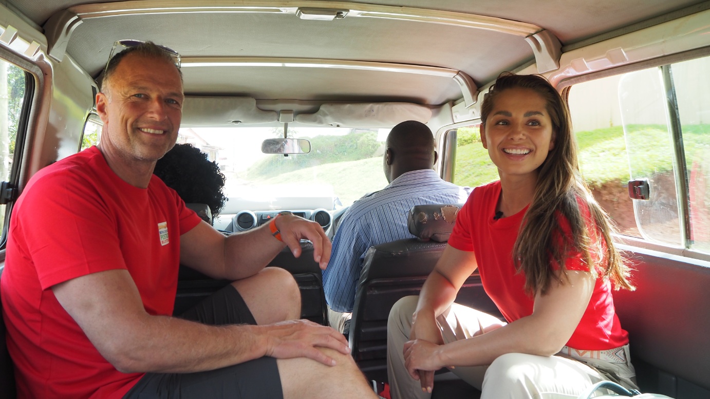 Jorun og Tom Stiansen var i Uganda for å se arbeidet til SOS-barnebyer. Foto: Postkodelotteriet