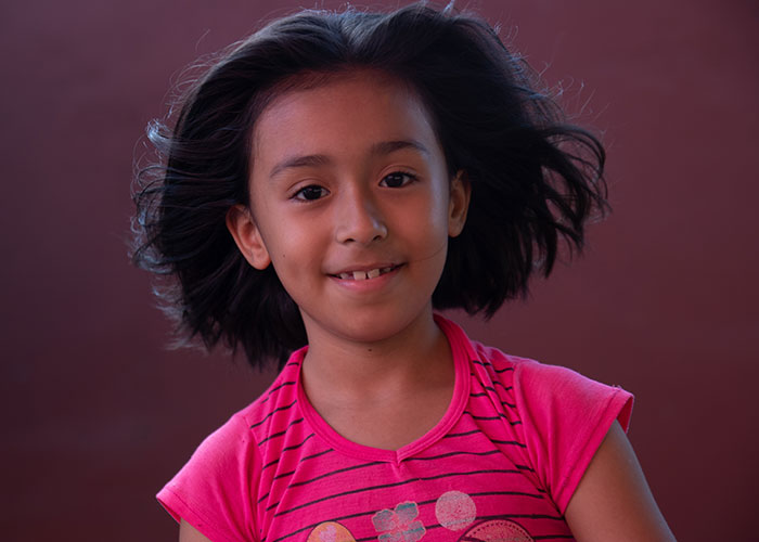 Portrett av Siliva. Hun har mørkt, halvlangt hår og rosa genser. Foto: Hairo Caba/Monica Garcia