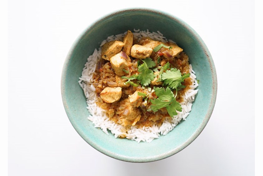 Curry og ris på en turkis tallerken. Foto: SOS-barnebyer